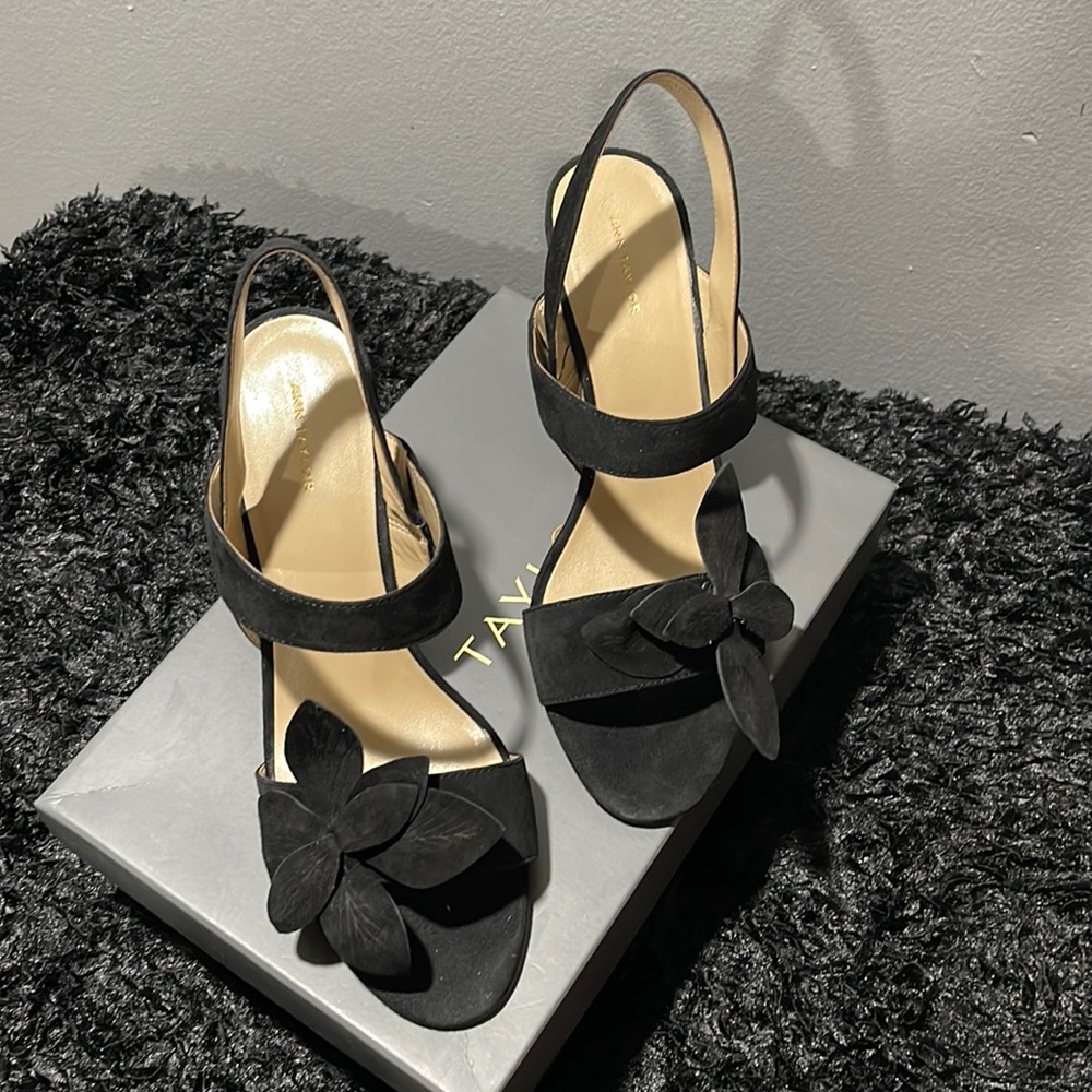 Ann Taylor Black Suede Flower Heel - 9 1/2 New in Box - Picture 1 of 8